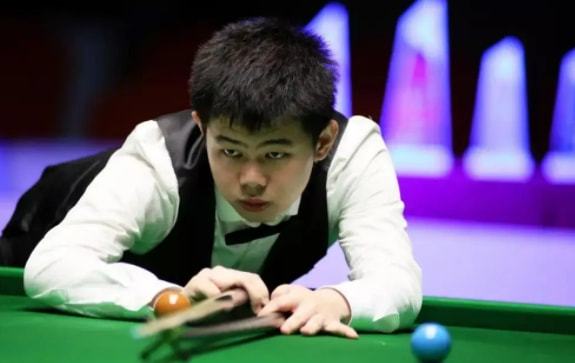 赛场喧嚣下 赛场喧嚣下